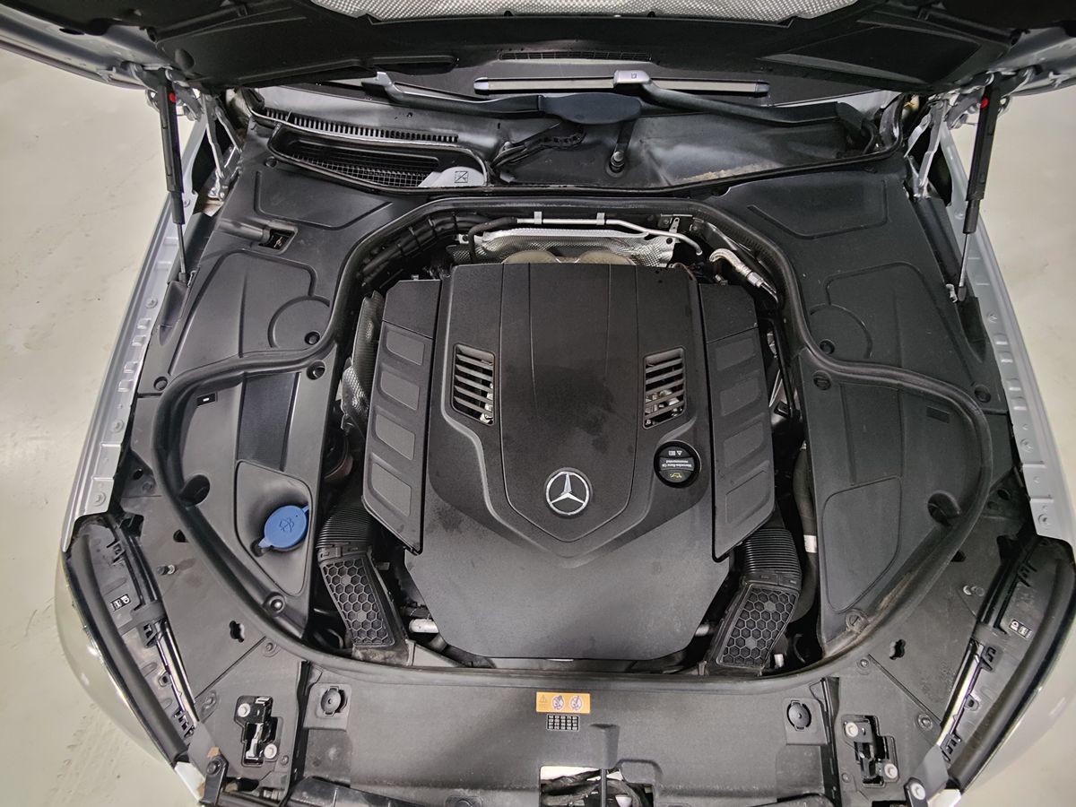 Photo 4 of this Mercedes-Benz S 560