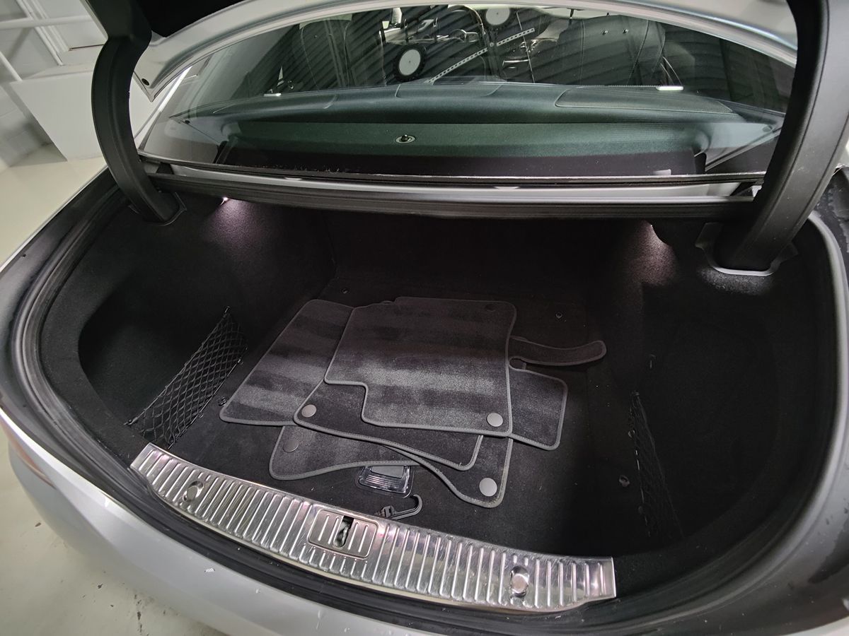 Photo 9 of this Mercedes-Benz S 560