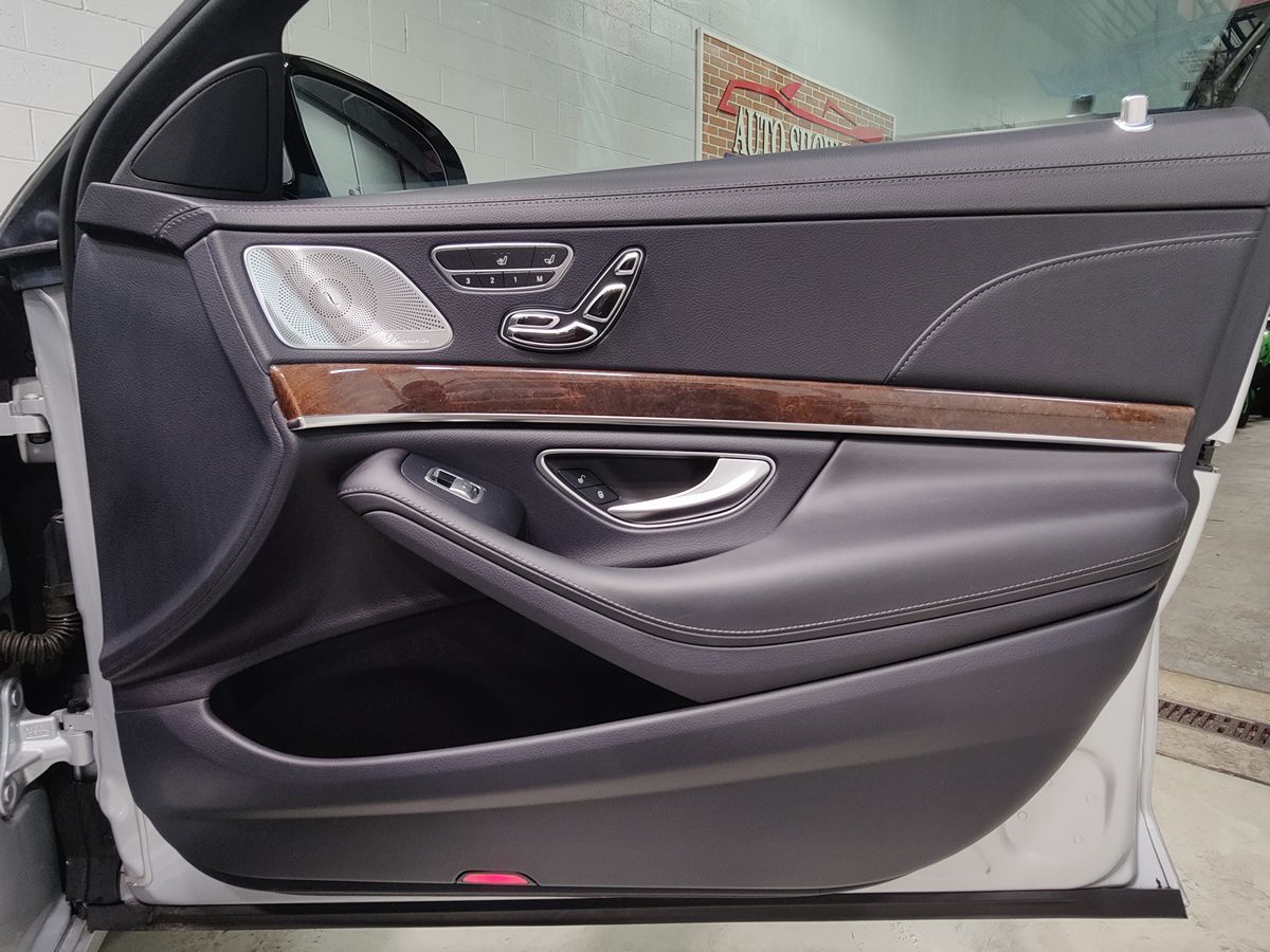 Photo 11 of this Mercedes-Benz S 560