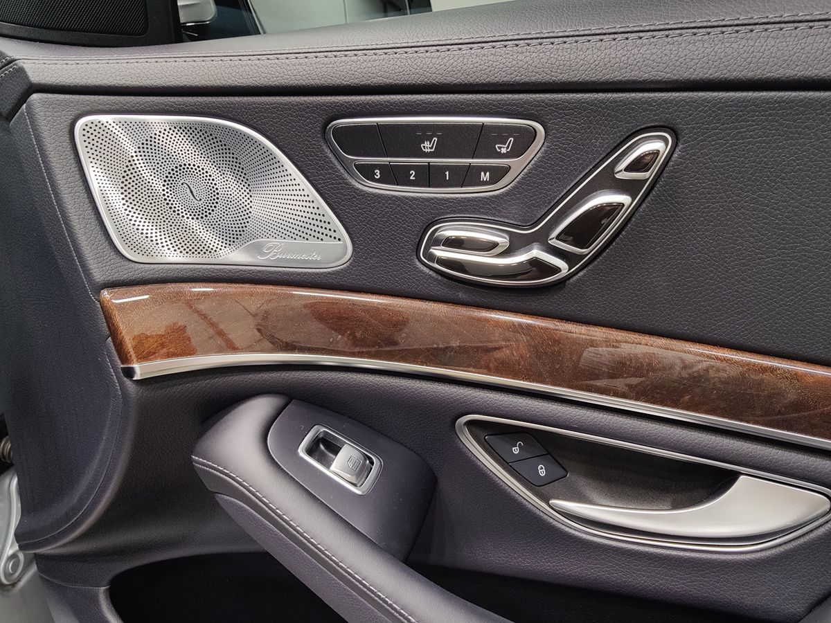 Photo 12 of this Mercedes-Benz S 560