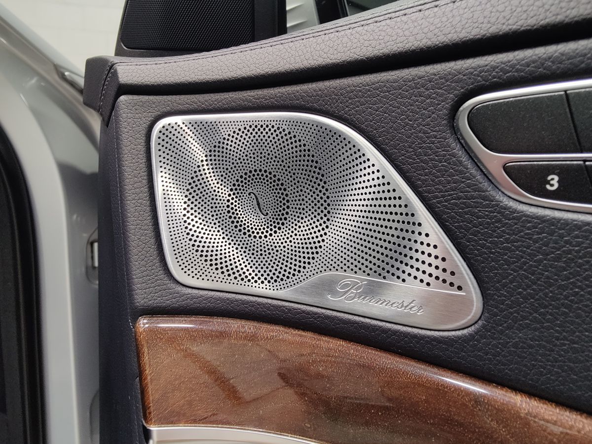 Photo 13 of this Mercedes-Benz S 560