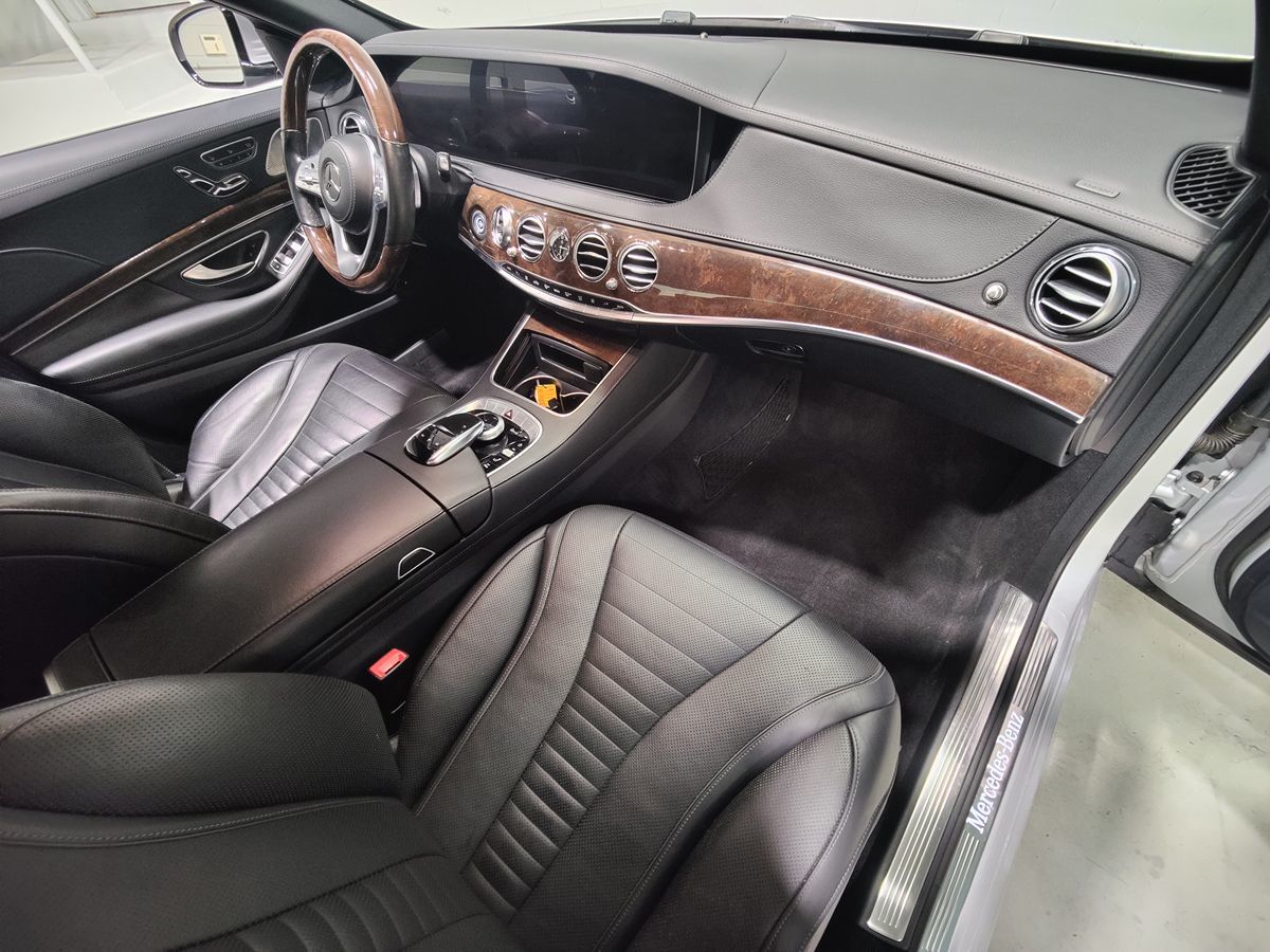 Photo 14 of this Mercedes-Benz S 560