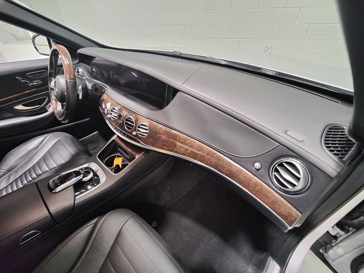 Photo 15 of this Mercedes-Benz S 560