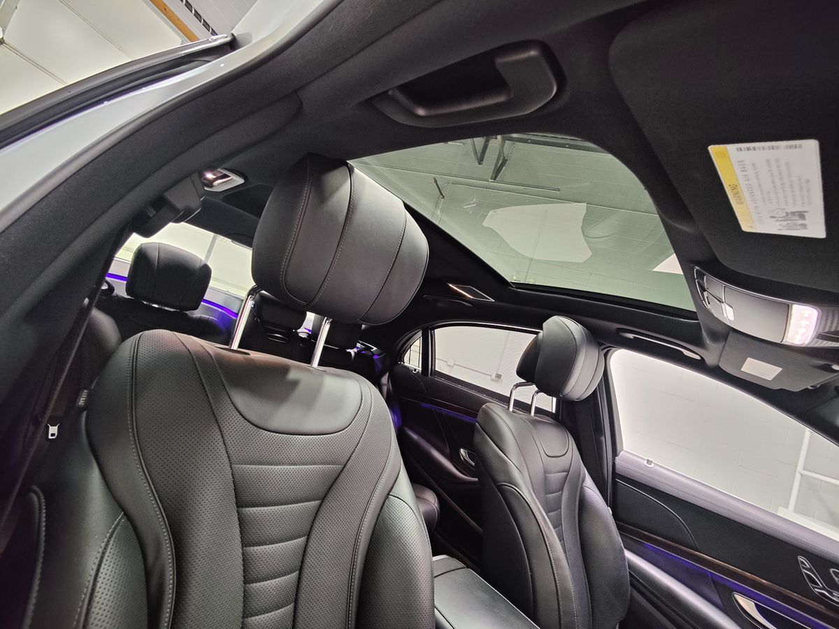 Photo 17 of this Mercedes-Benz S 560