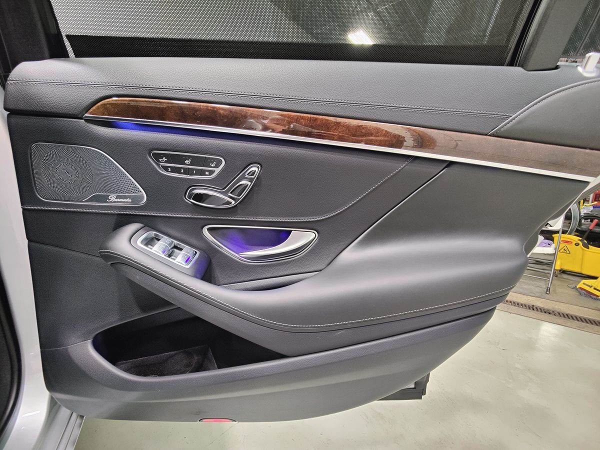 Photo 18 of this Mercedes-Benz S 560