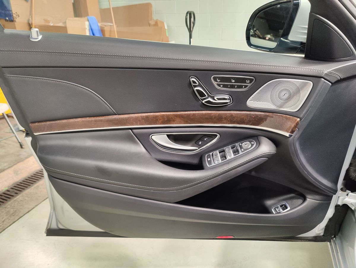 Photo 27 of this Mercedes-Benz S 560