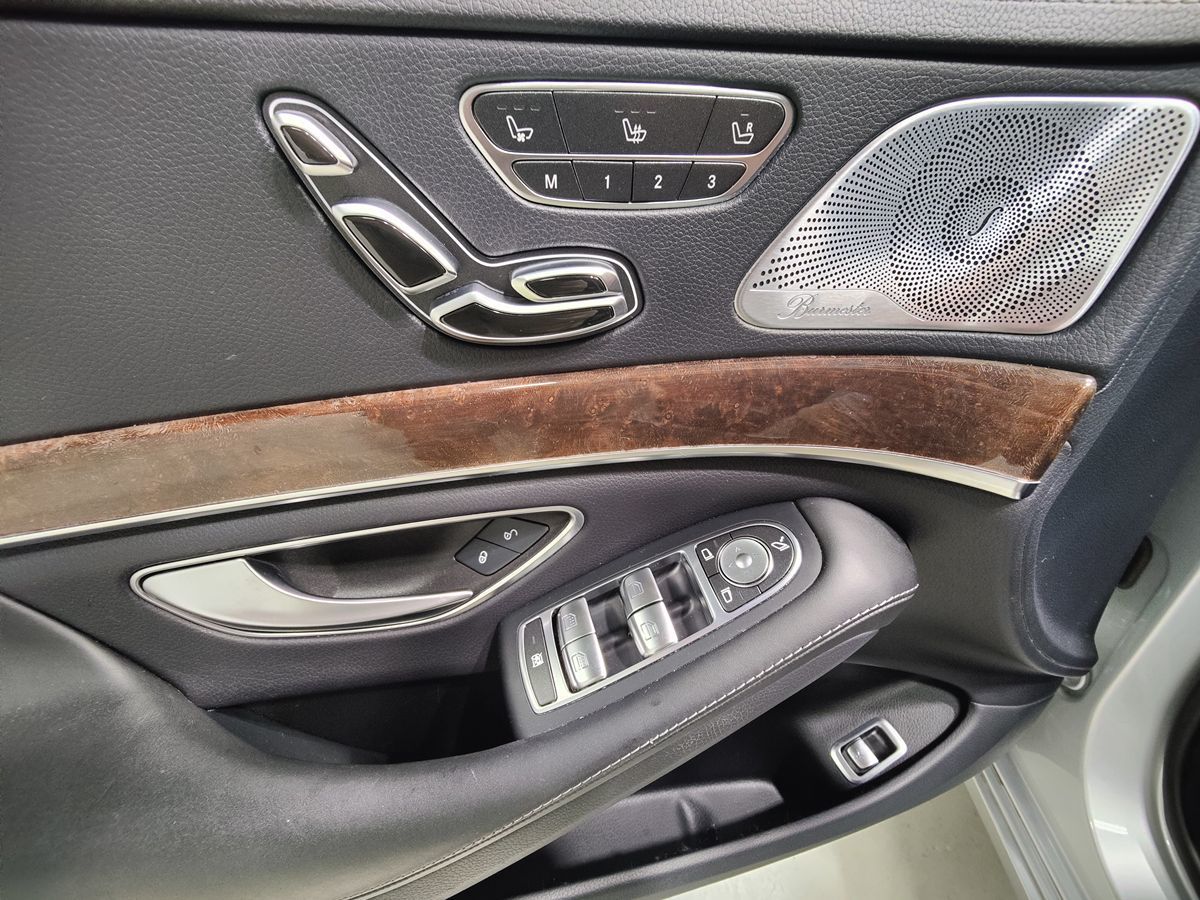 Photo 28 of this Mercedes-Benz S 560