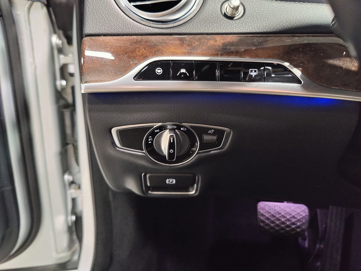 Photo 31 of this Mercedes-Benz S 560