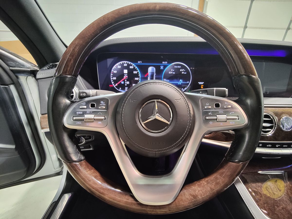 Photo 32 of this Mercedes-Benz S 560