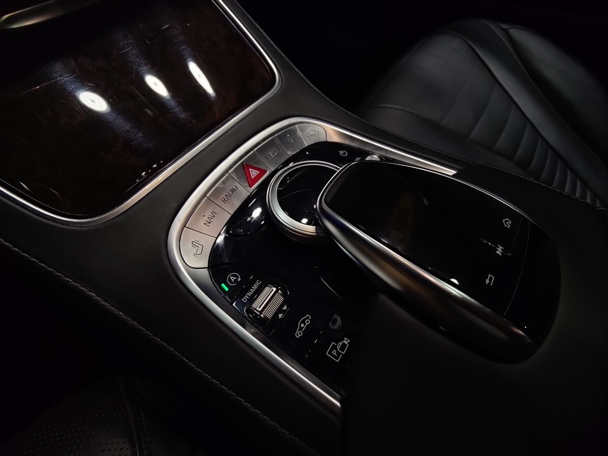 Photo 35 of this Mercedes-Benz S 560