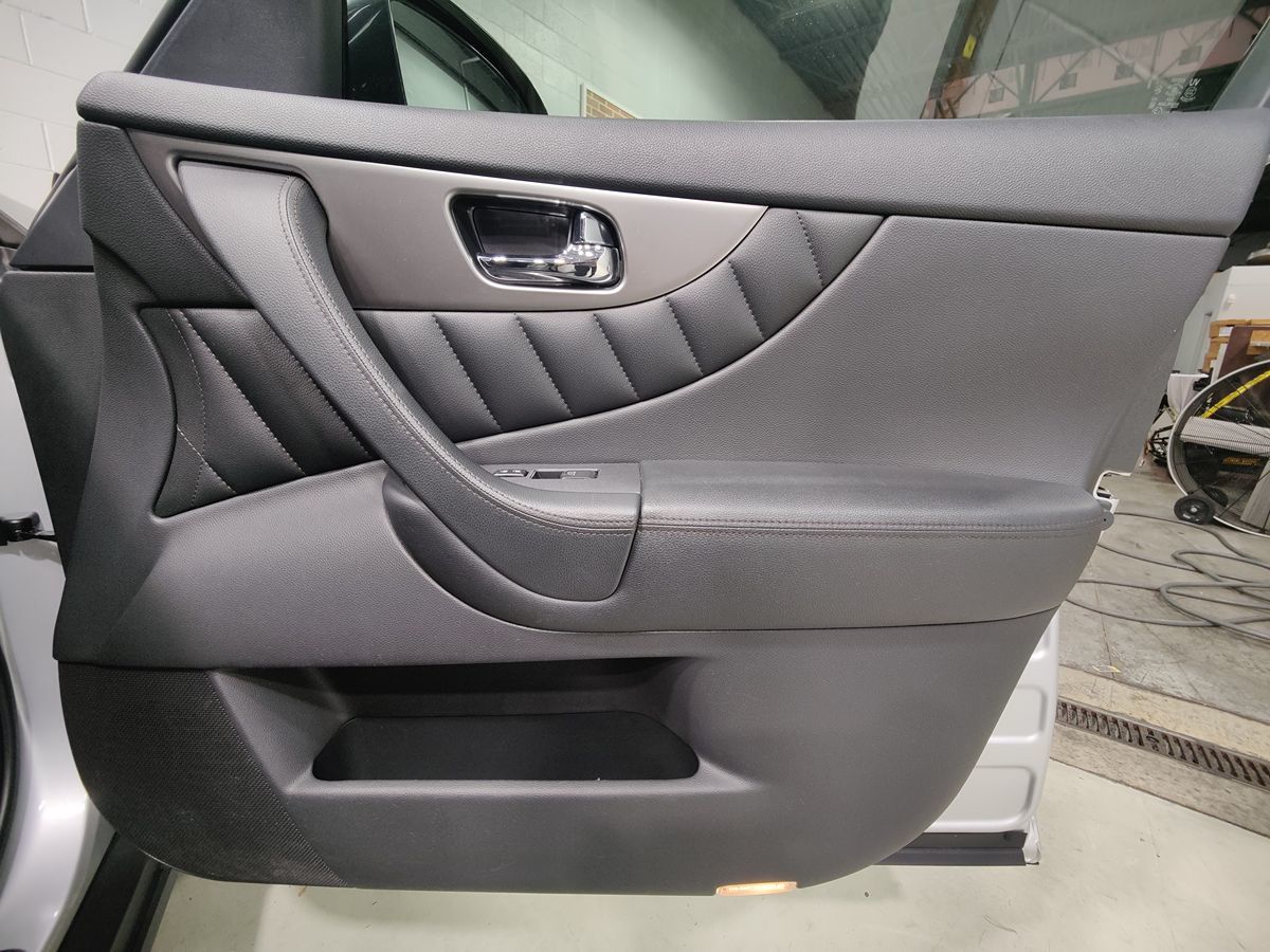 Photo 10 of this INFINITI FX37