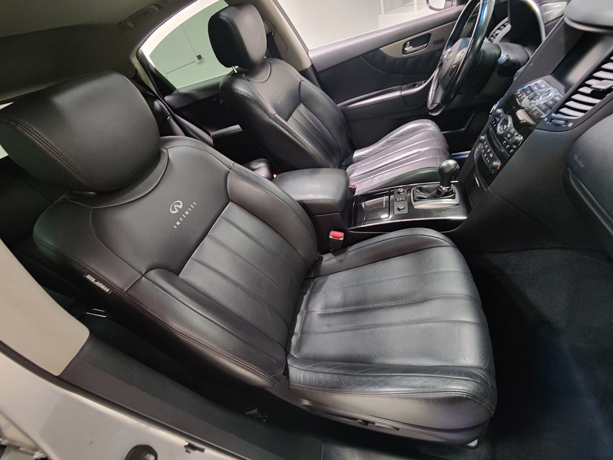 Photo 13 of this INFINITI FX37