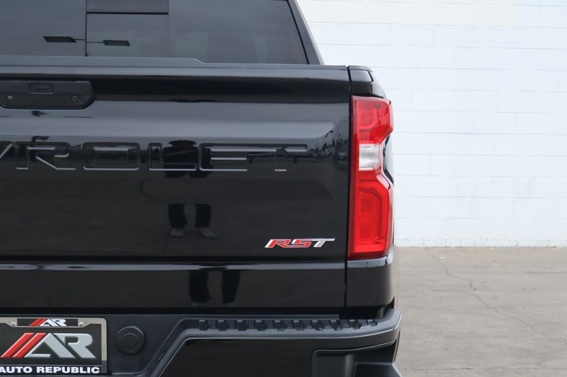 2021 Chevrolet Silverado 1500 RST photo 2