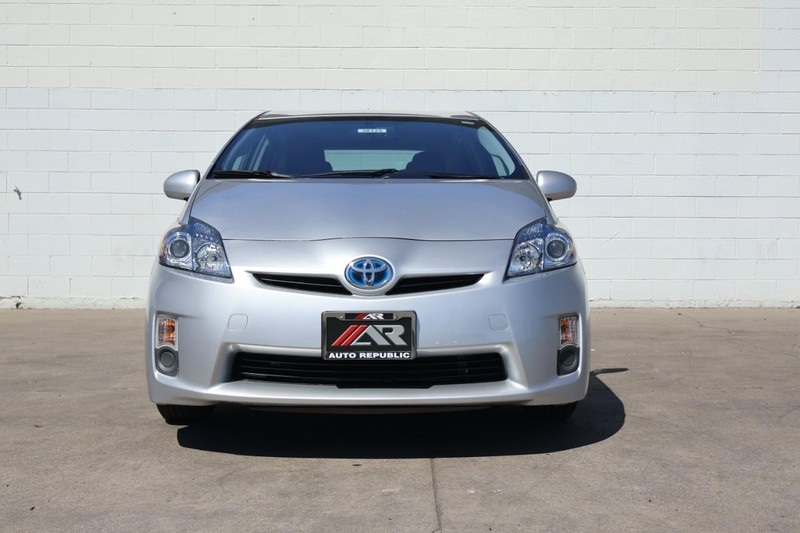2010 Toyota Prius Four photo 2