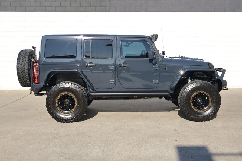 2017 Jeep Wrangler Unlimited Rubicon photo 4