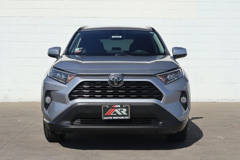 2019 Toyota RAV4 XLE photo 2