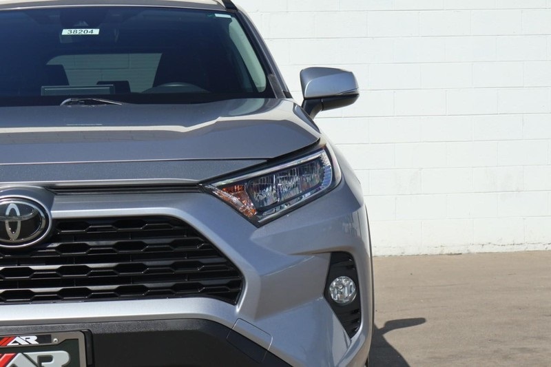 2019 Toyota RAV4 XLE photo 3