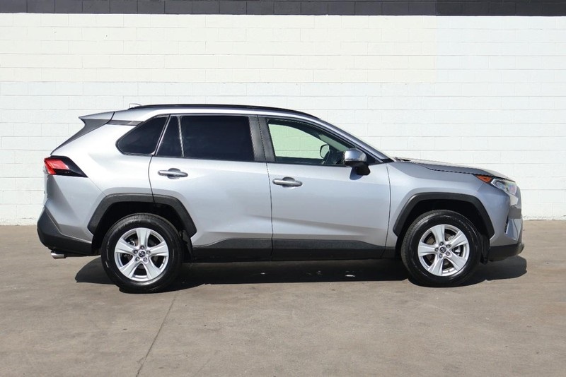 2019 Toyota RAV4 XLE photo 4