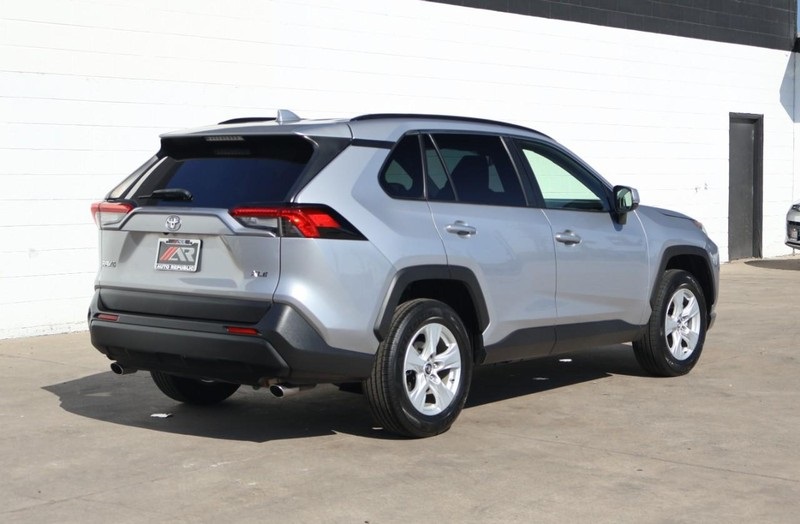 2019 Toyota RAV4 XLE photo 5
