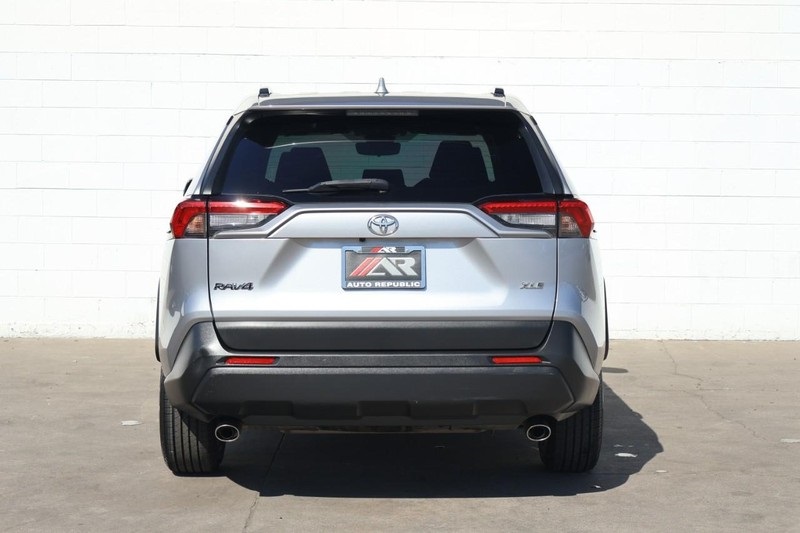 2019 Toyota RAV4 XLE photo 6