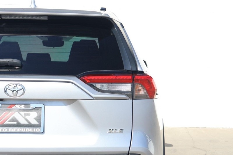 2019 Toyota RAV4 XLE photo 7