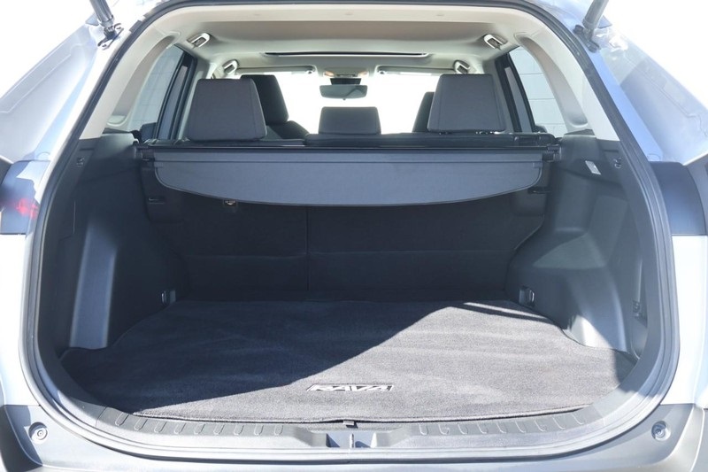 2019 Toyota RAV4 XLE photo 8