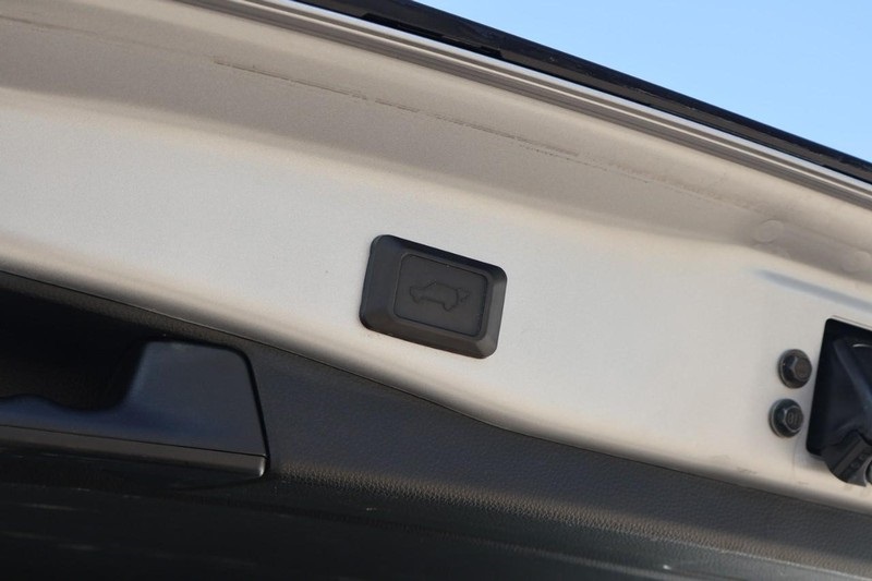 2019 Toyota RAV4 XLE photo 9