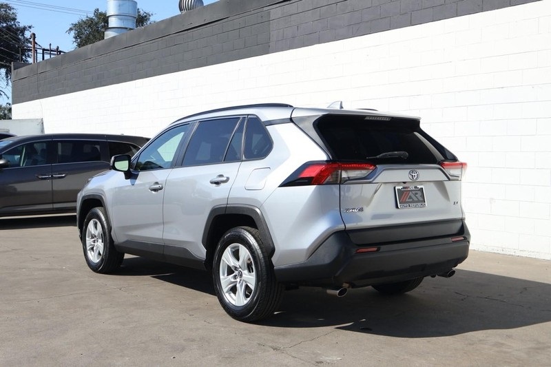 2019 Toyota RAV4 XLE photo 10
