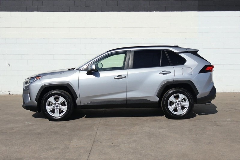 2019 Toyota RAV4 XLE photo 11