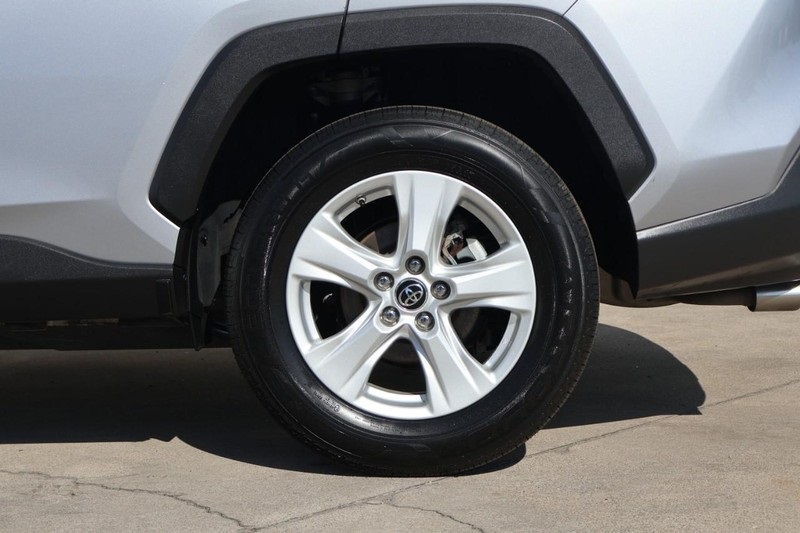 2019 Toyota RAV4 XLE photo 13