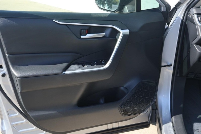 2019 Toyota RAV4 XLE photo 14