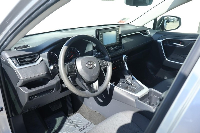 2019 Toyota RAV4 XLE photo 16