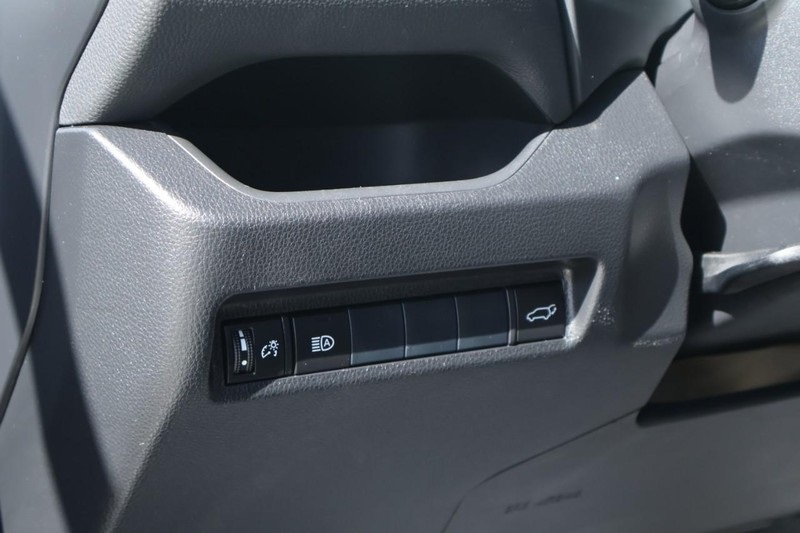 2019 Toyota RAV4 XLE photo 17