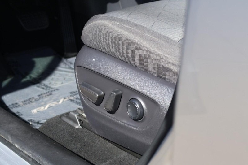 2019 Toyota RAV4 XLE photo 18