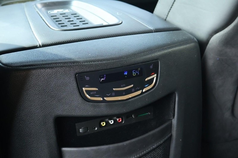 2016 Cadillac Escalade Platinum photo 32