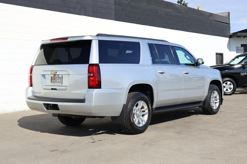 2017 Chevrolet Suburban LS photo 3