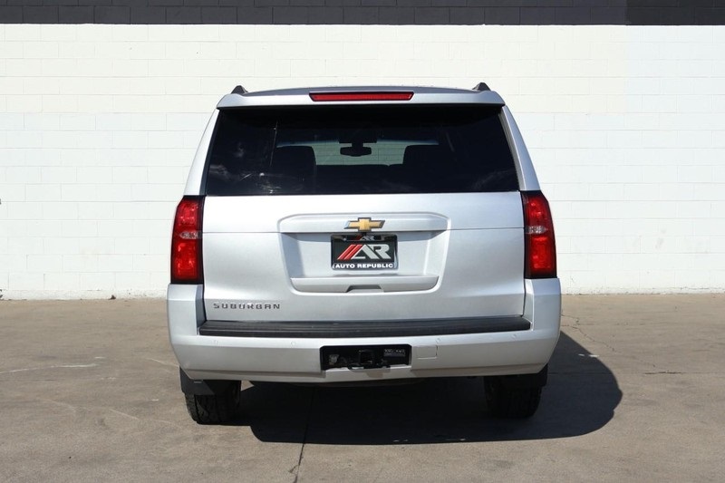 2017 Chevrolet Suburban LS photo 4
