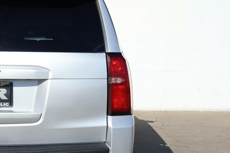 2017 Chevrolet Suburban LS photo 5