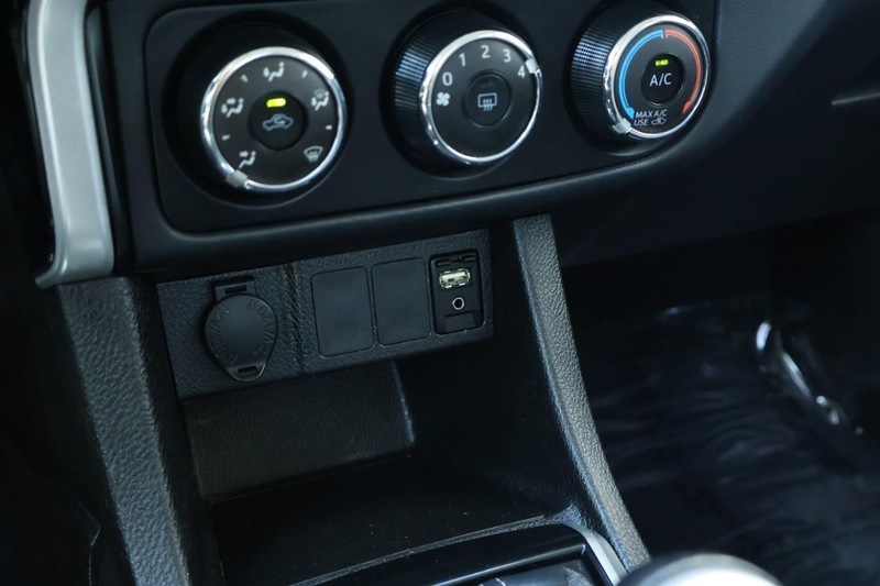 2017 Toyota Corolla L photo 32