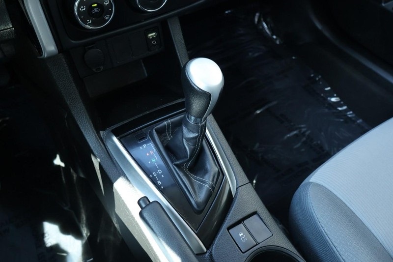 2017 Toyota Corolla L photo 33