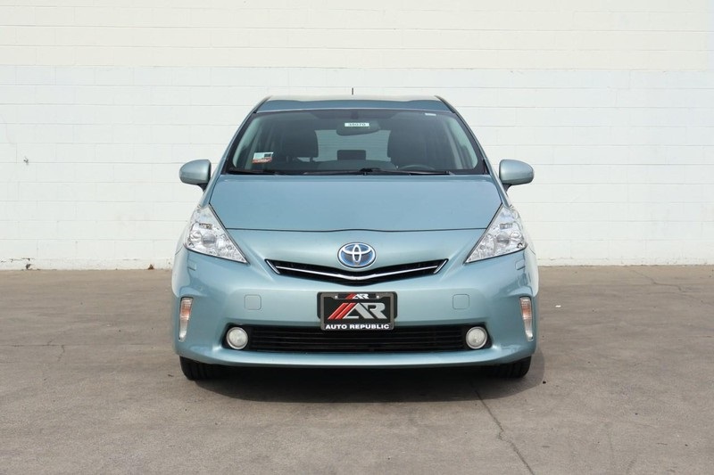 2014 Toyota Prius V Five photo 2