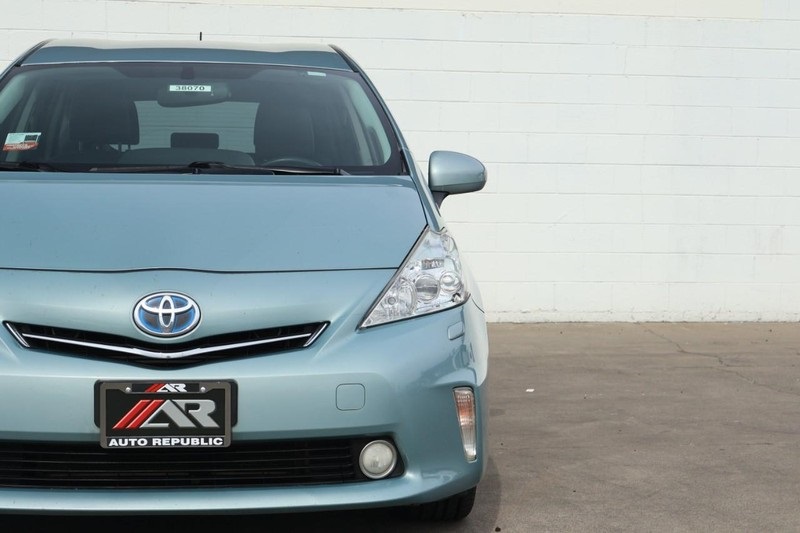 2014 Toyota Prius V Five photo 3