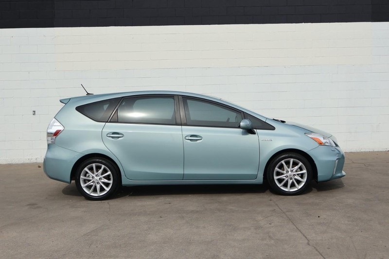 2014 Toyota Prius V Five photo 4
