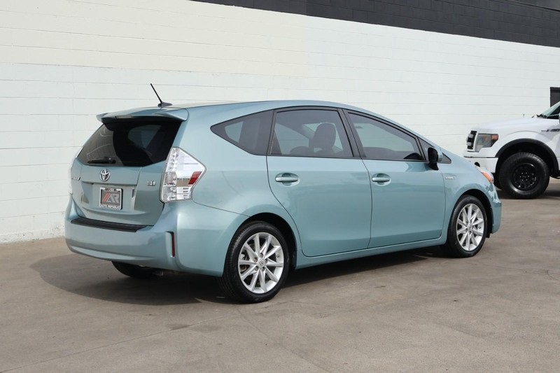 2014 Toyota Prius V Five photo 5