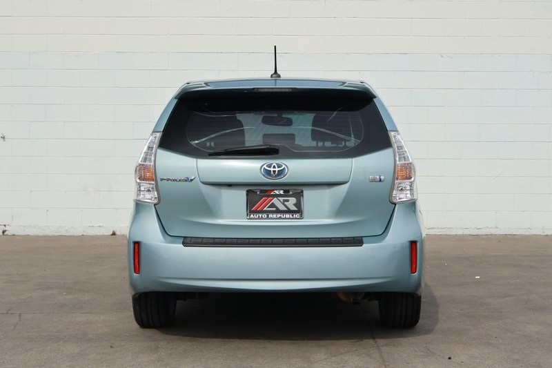 2014 Toyota Prius V Five photo 6