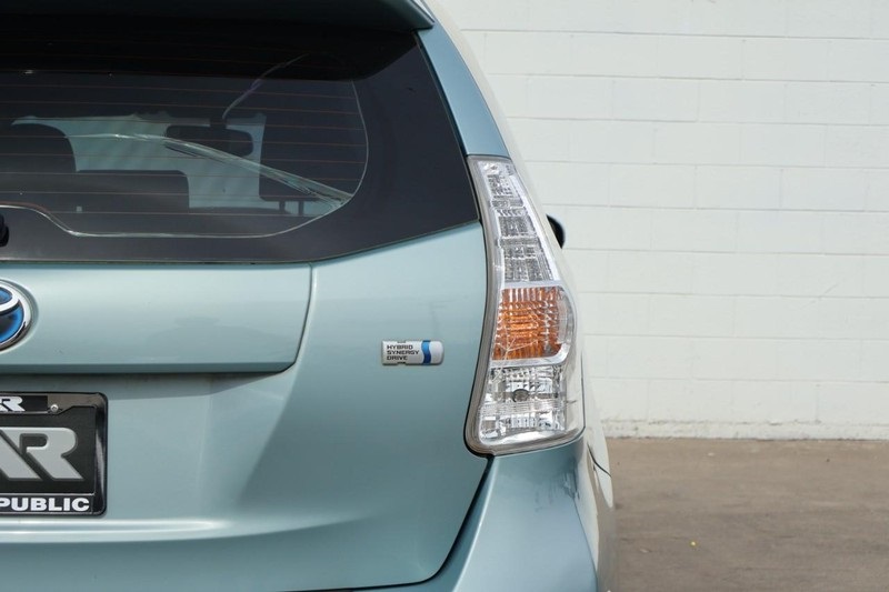 2014 Toyota Prius V Five photo 7