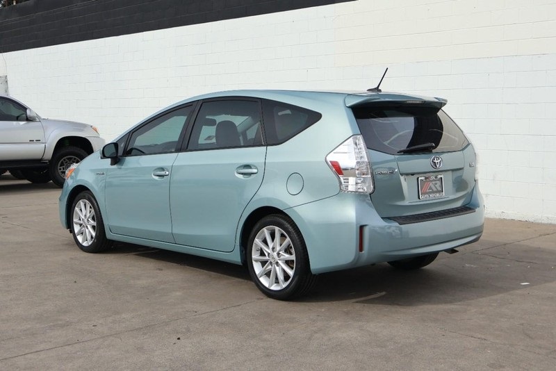 2014 Toyota Prius V Five photo 9
