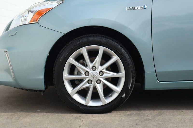 2014 Toyota Prius V Five photo 13