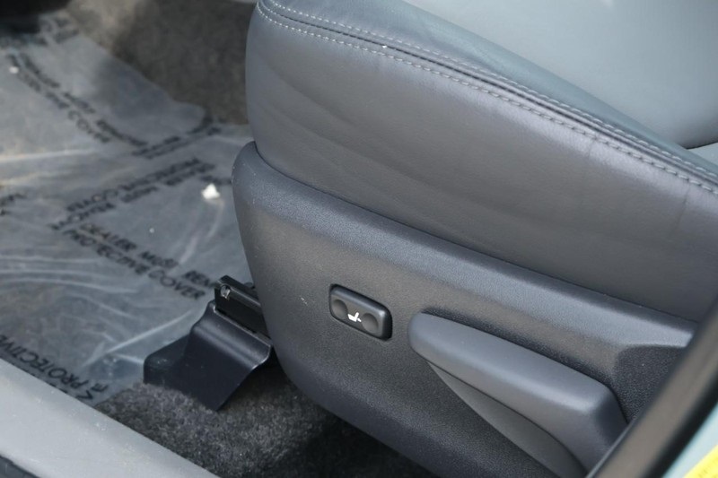 2014 Toyota Prius V Five photo 16