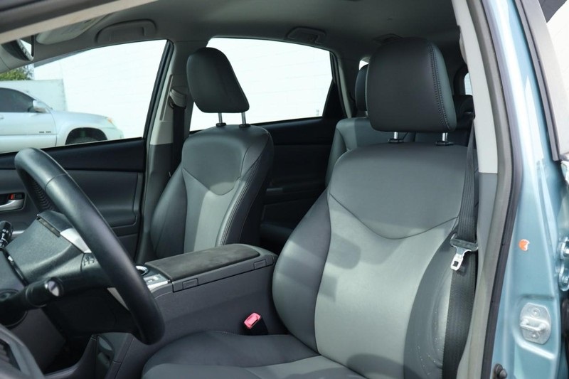 2014 Toyota Prius V Five photo 17